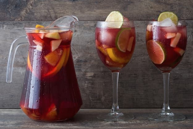 Easy Classic Red Sangria: Refreshing Summer Beverage with Bright Fruits