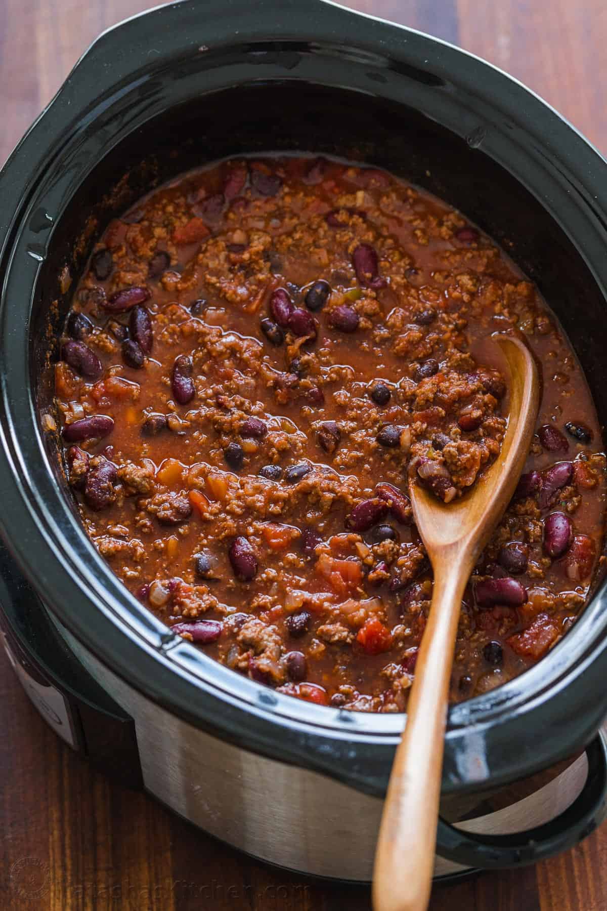 Classic Slow Cooker Chili with Tender Beef and Homemade Seasoning